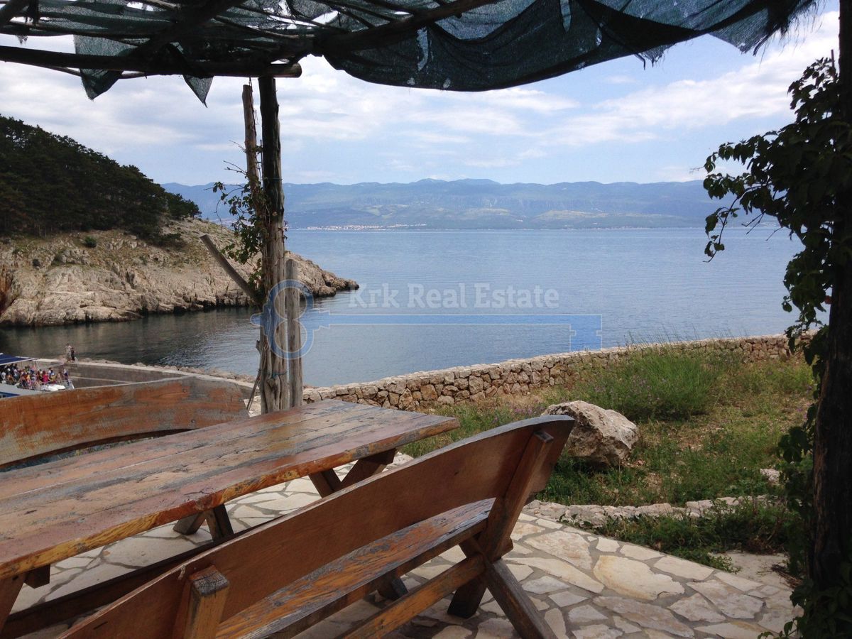 KRK-VRBNIK-SAMOSTOJNA KAMNITA HIŠA NA EDINSTVENI LOKACIJI NAD MORJEM