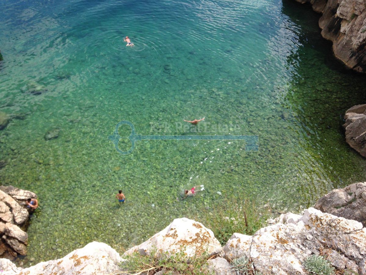 KRK-VRBNIK-SAMOSTOJNA KAMNITA HIŠA NA EDINSTVENI LOKACIJI NAD MORJEM