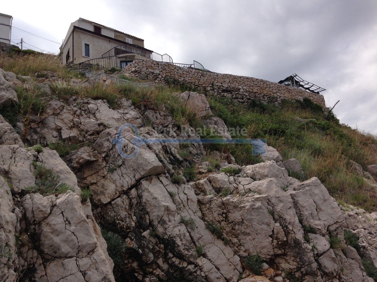 KRK-VRBNIK-SAMOSTOJNA KAMNITA HIŠA NA EDINSTVENI LOKACIJI NAD MORJEM