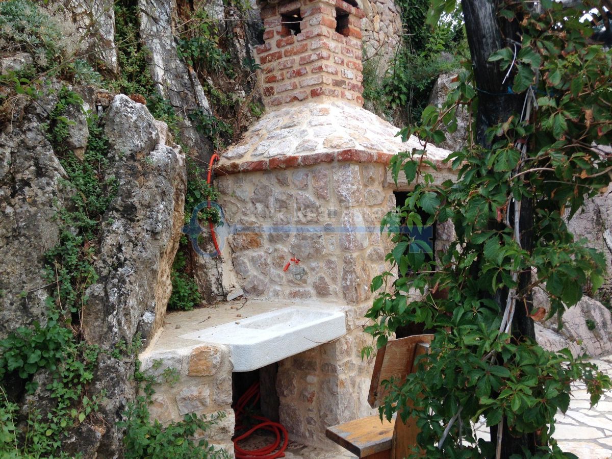 KRK-VRBNIK-SAMOSTOJNA KAMNITA HIŠA NA EDINSTVENI LOKACIJI NAD MORJEM