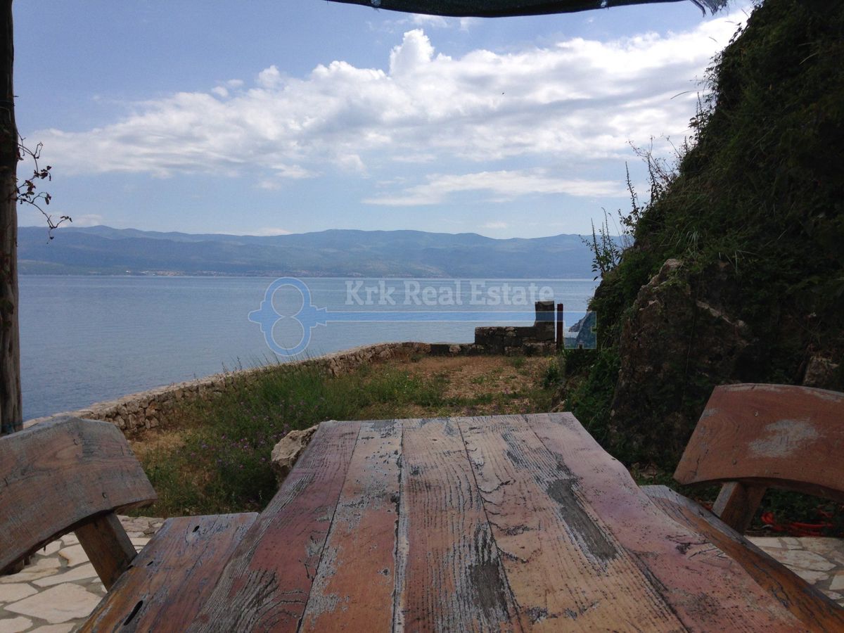 KRK-VRBNIK-SAMOSTOJNA KAMNITA HIŠA NA EDINSTVENI LOKACIJI NAD MORJEM