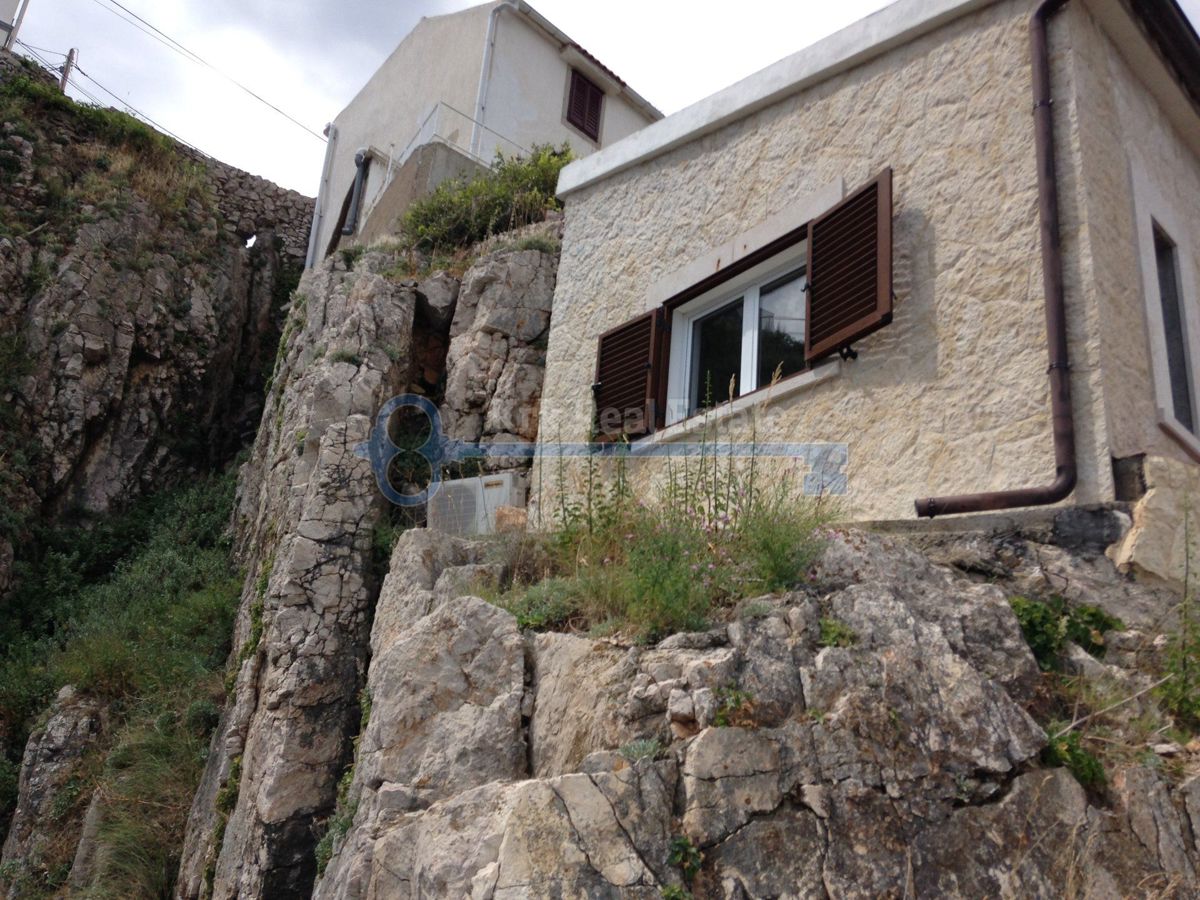 KRK-VRBNIK-SAMOSTOJNA KAMNITA HIŠA NA EDINSTVENI LOKACIJI NAD MORJEM