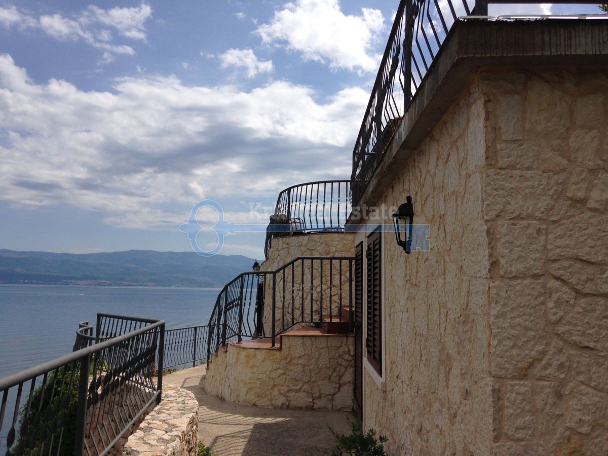 KRK-VRBNIK-SAMOSTOJNA KAMNITA HIŠA NA EDINSTVENI LOKACIJI NAD MORJEM
