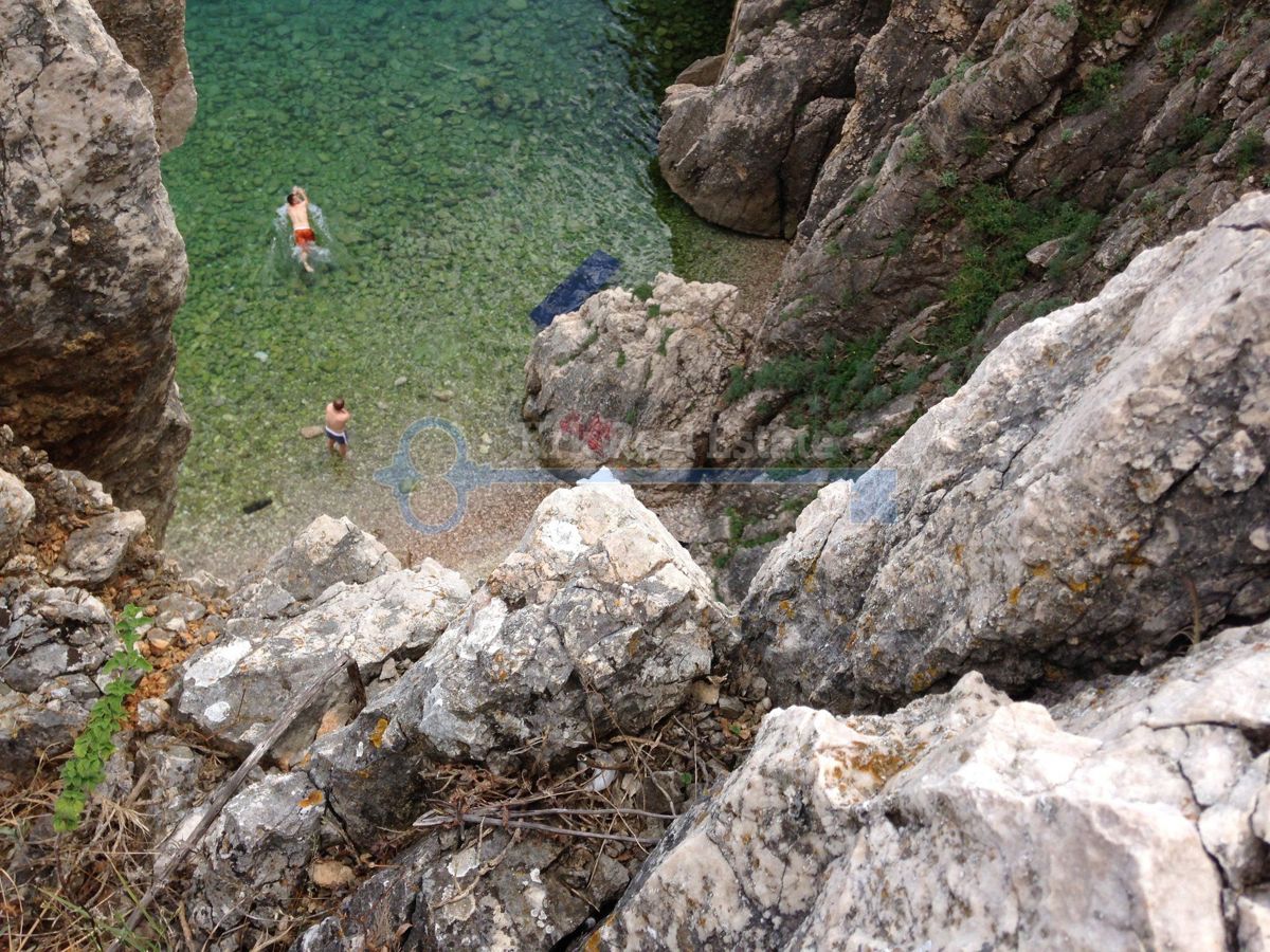 KRK-VRBNIK-SAMOSTOJNA KAMNITA HIŠA NA EDINSTVENI LOKACIJI NAD MORJEM