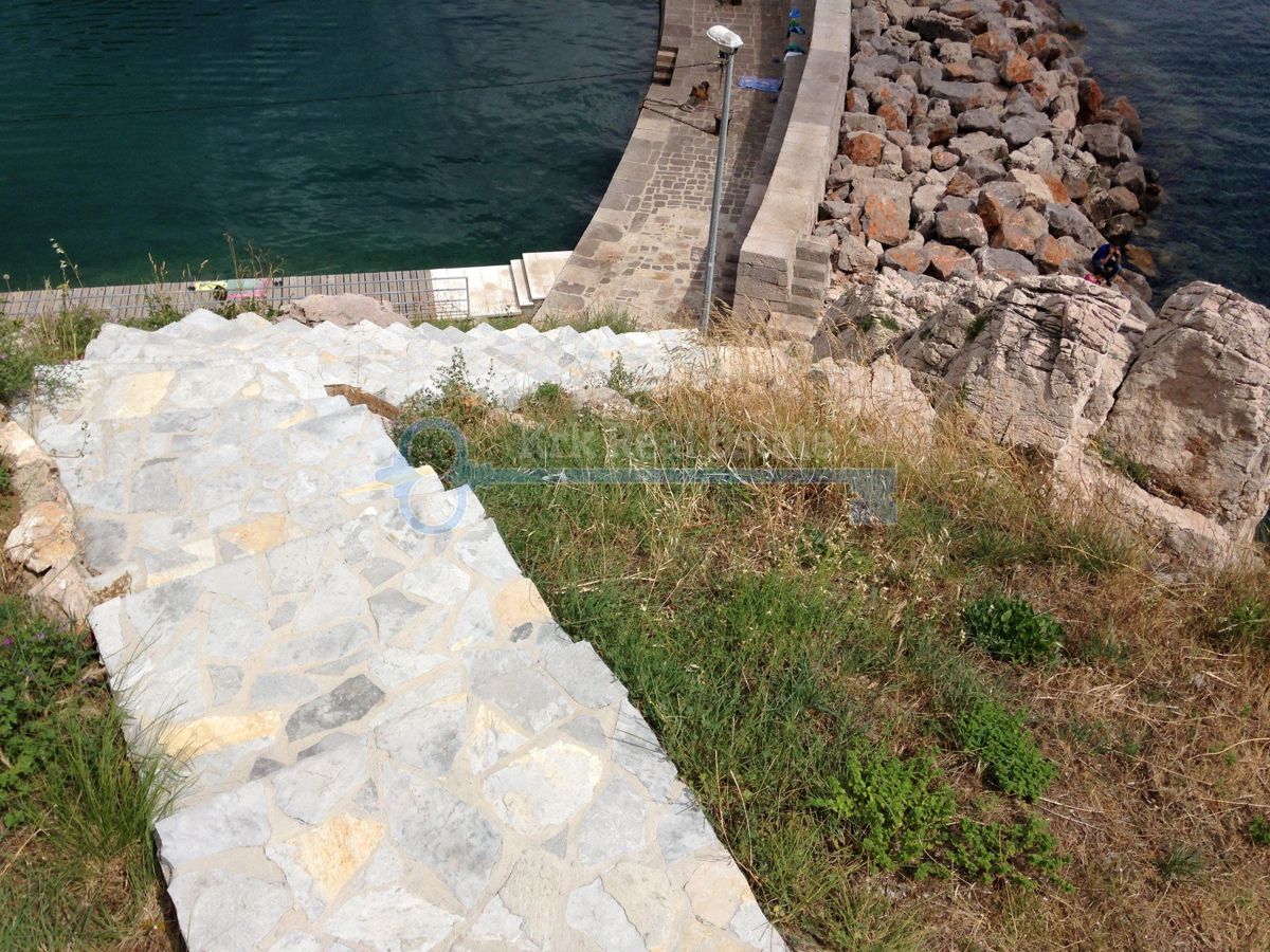 KRK-VRBNIK-SAMOSTOJNA KAMNITA HIŠA NA EDINSTVENI LOKACIJI NAD MORJEM