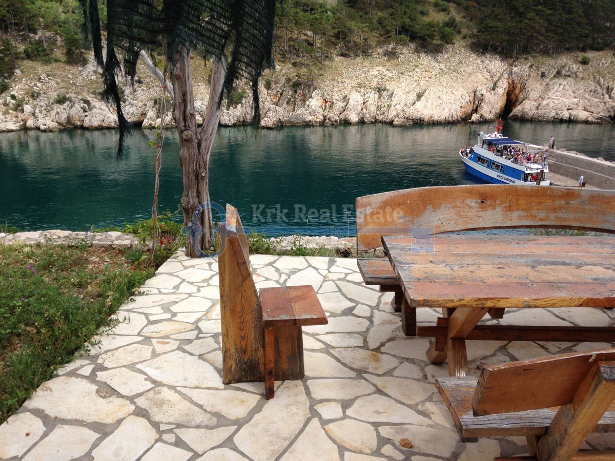 KRK-VRBNIK-SAMOSTOJNA KAMNITA HIŠA NA EDINSTVENI LOKACIJI NAD MORJEM