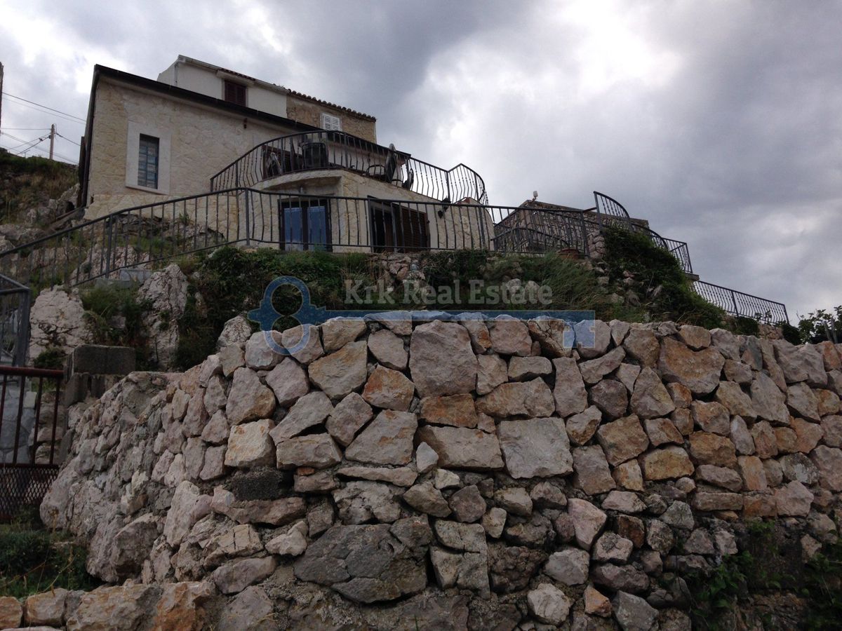 KRK-VRBNIK-SAMOSTOJNA KAMNITA HIŠA NA EDINSTVENI LOKACIJI NAD MORJEM