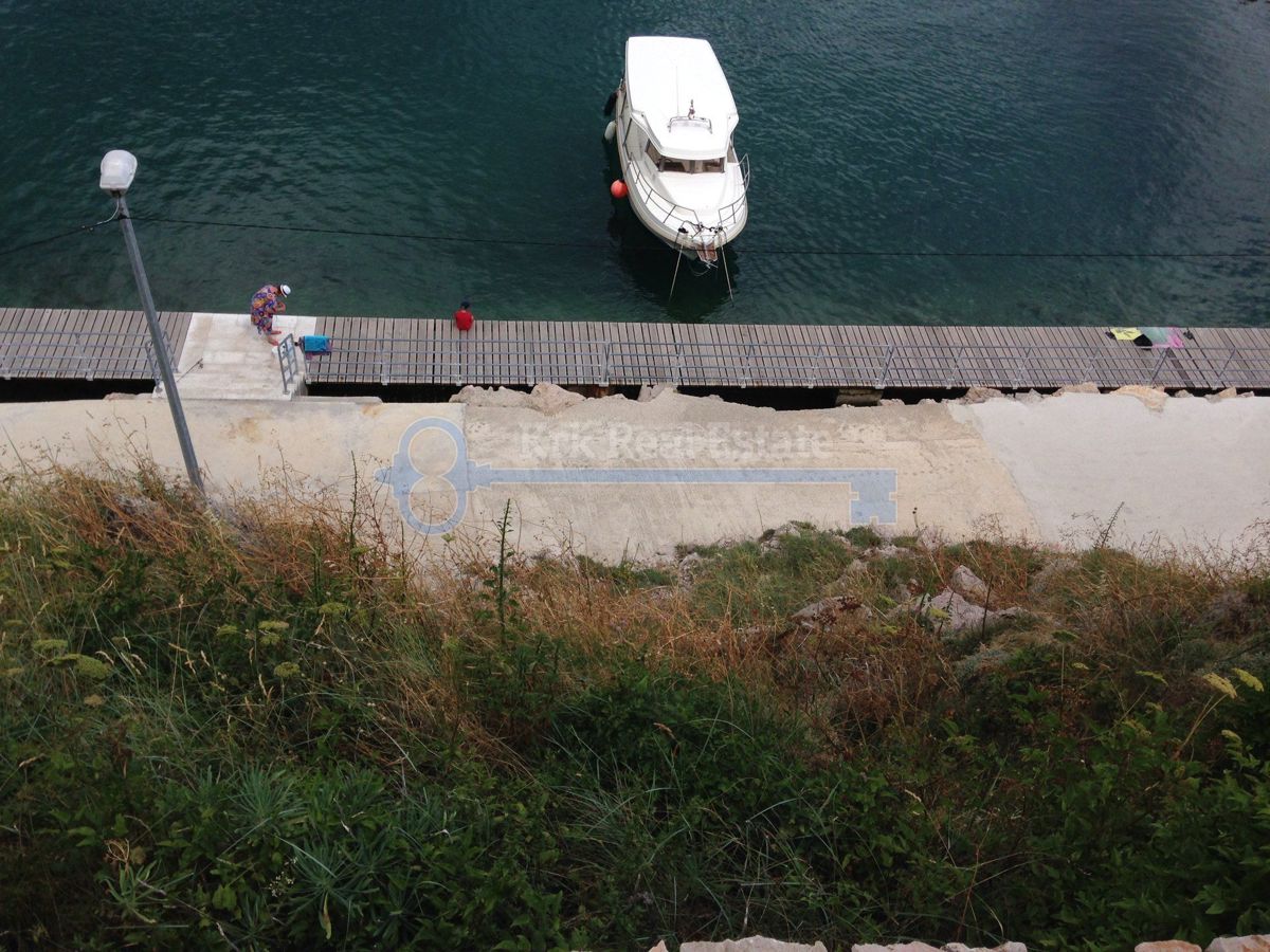 KRK-VRBNIK-SAMOSTOJNA KAMNITA HIŠA NA EDINSTVENI LOKACIJI NAD MORJEM
