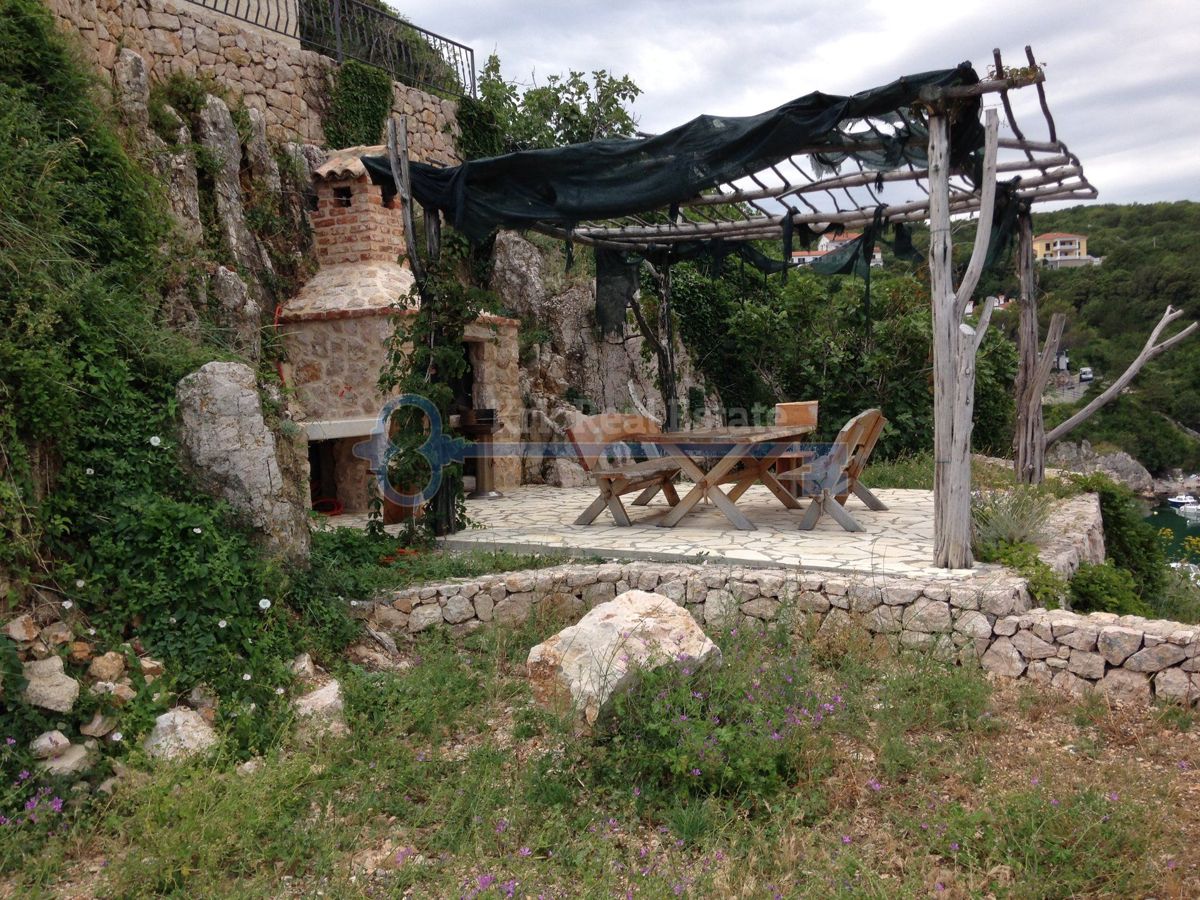 KRK-VRBNIK-SAMOSTOJNA KAMNITA HIŠA NA EDINSTVENI LOKACIJI NAD MORJEM