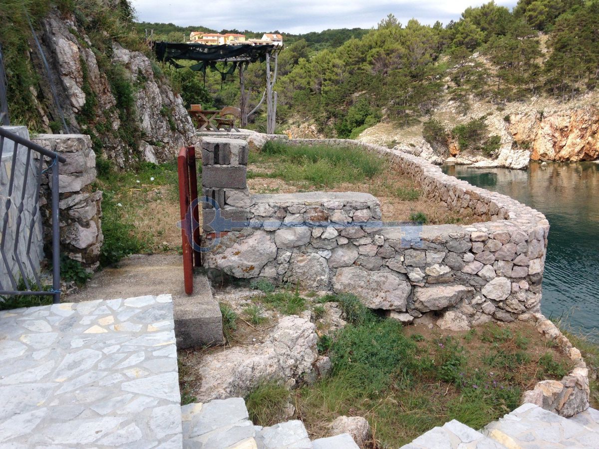 KRK-VRBNIK-SAMOSTOJNA KAMNITA HIŠA NA EDINSTVENI LOKACIJI NAD MORJEM