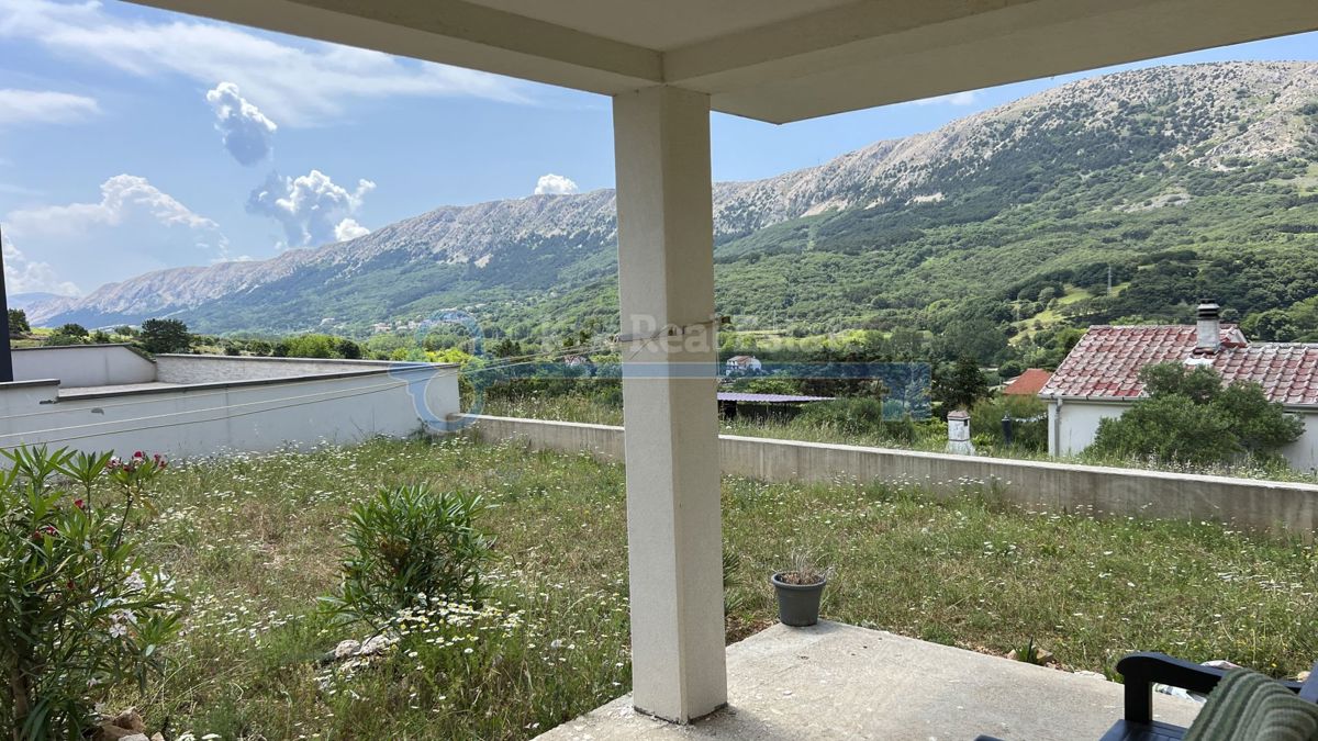DRAGA BAŠĆANSKA - SAMOSTOJNA HIŠA Z LEPIM DVORIŠČEM