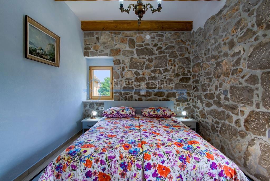 GARICA - SAMOSTOJEČA VILA Z BAZENOM