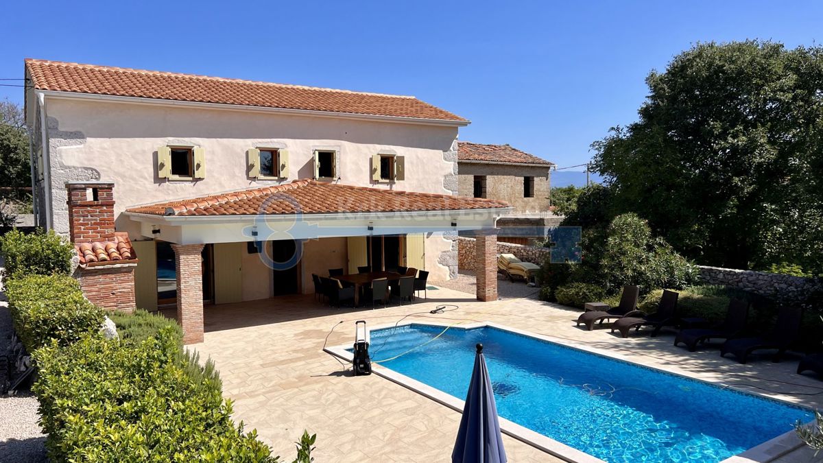 GARICA - SAMOSTOJEČA VILA Z BAZENOM