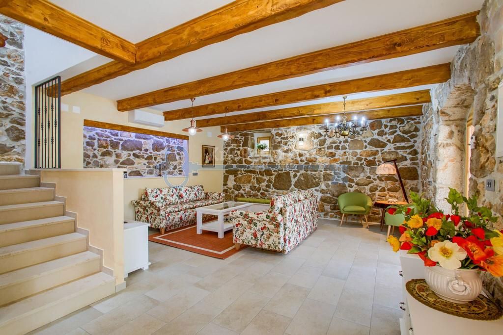 GARICA - SAMOSTOJEČA VILA Z BAZENOM