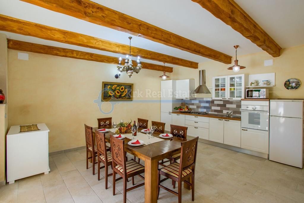 GARICA - SAMOSTOJEČA VILA Z BAZENOM