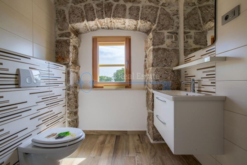 GARICA - SAMOSTOJEČA VILA Z BAZENOM