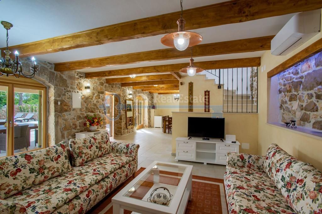 GARICA - SAMOSTOJEČA VILA Z BAZENOM