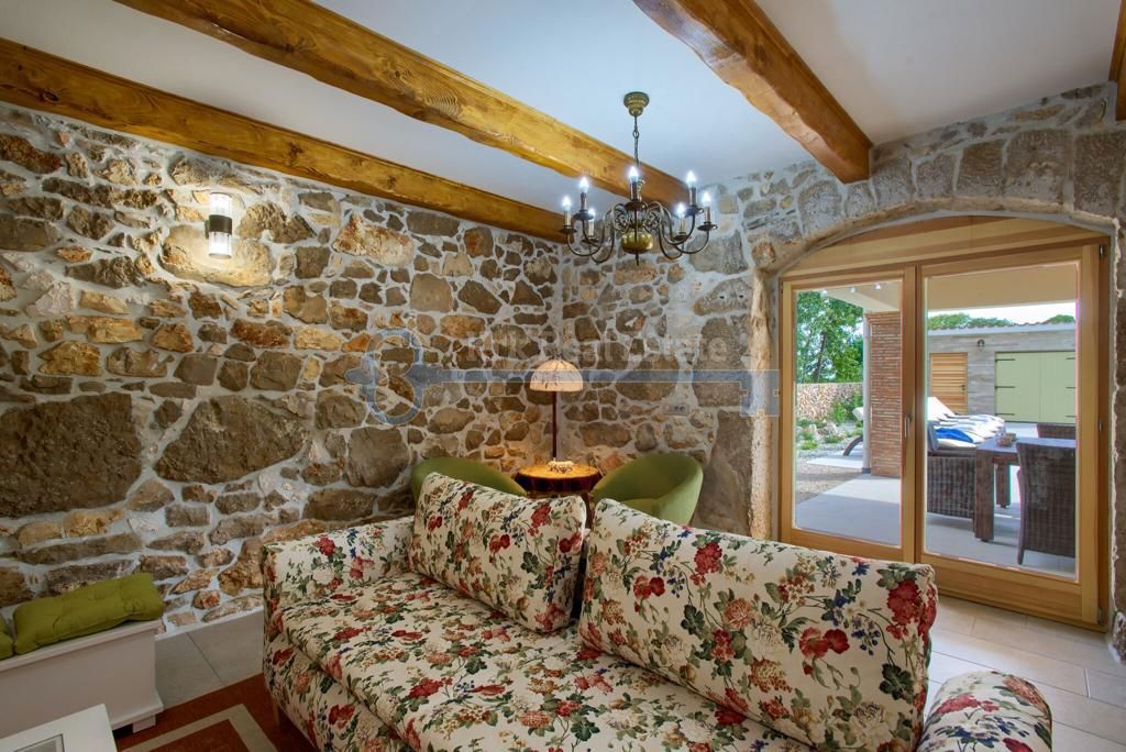 GARICA - SAMOSTOJEČA VILA Z BAZENOM