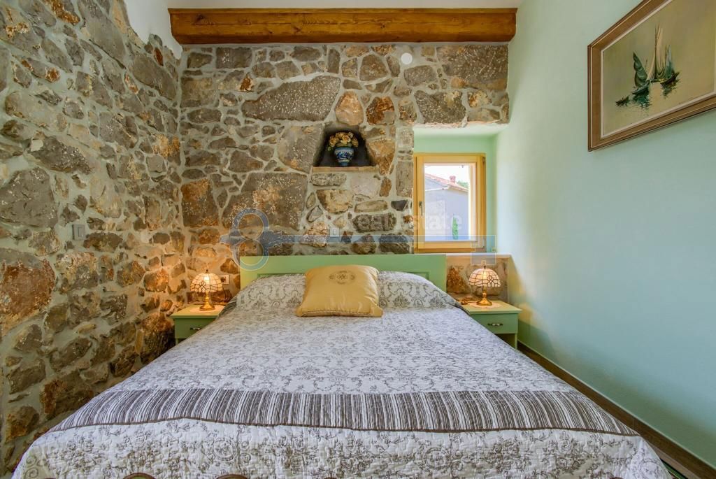 GARICA - SAMOSTOJEČA VILA Z BAZENOM