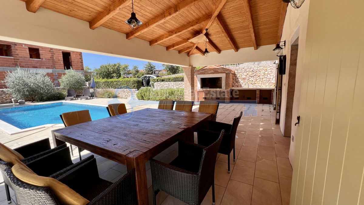 GARICA - SAMOSTOJEČA VILA Z BAZENOM