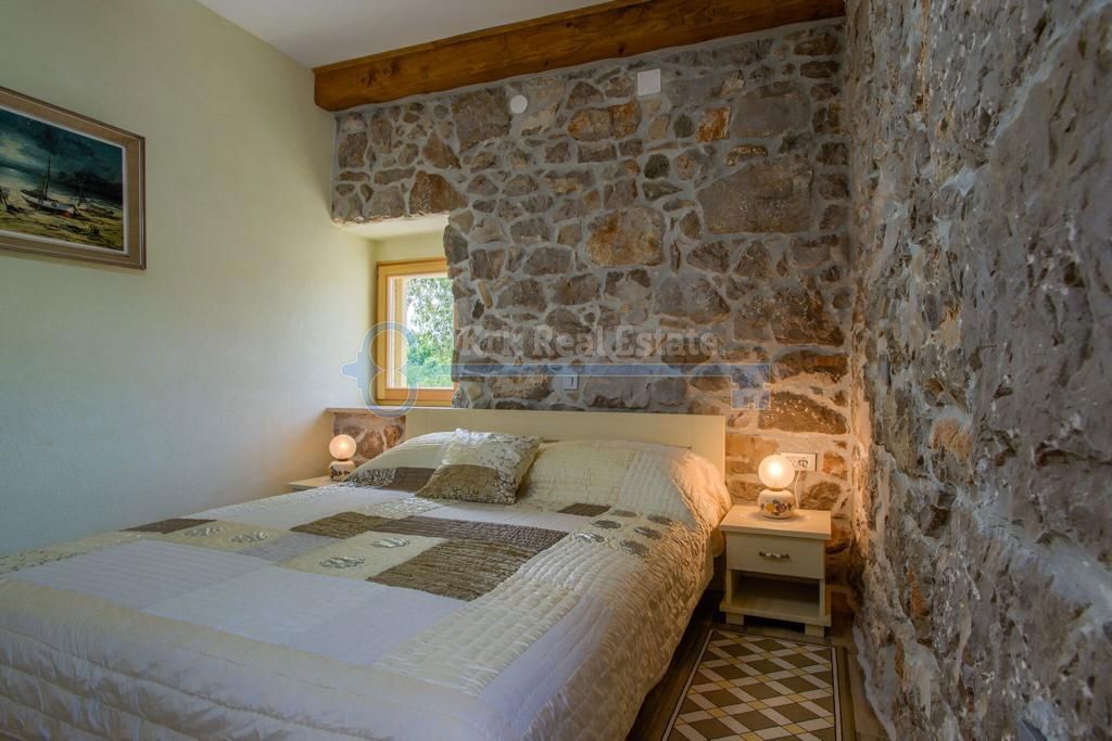 GARICA - SAMOSTOJEČA VILA Z BAZENOM