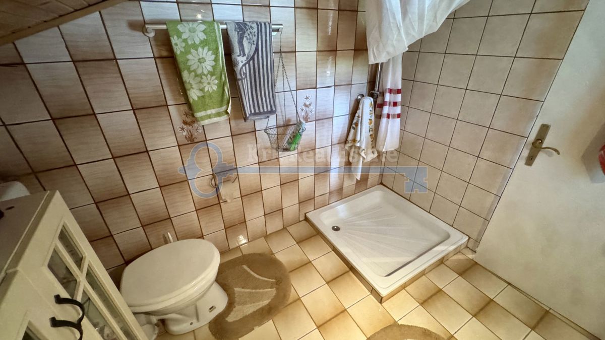GOSTINJAC - SAMOSTOJNA HIŠA Z DVEMA STANOVANJSKIMA ENOTOMA