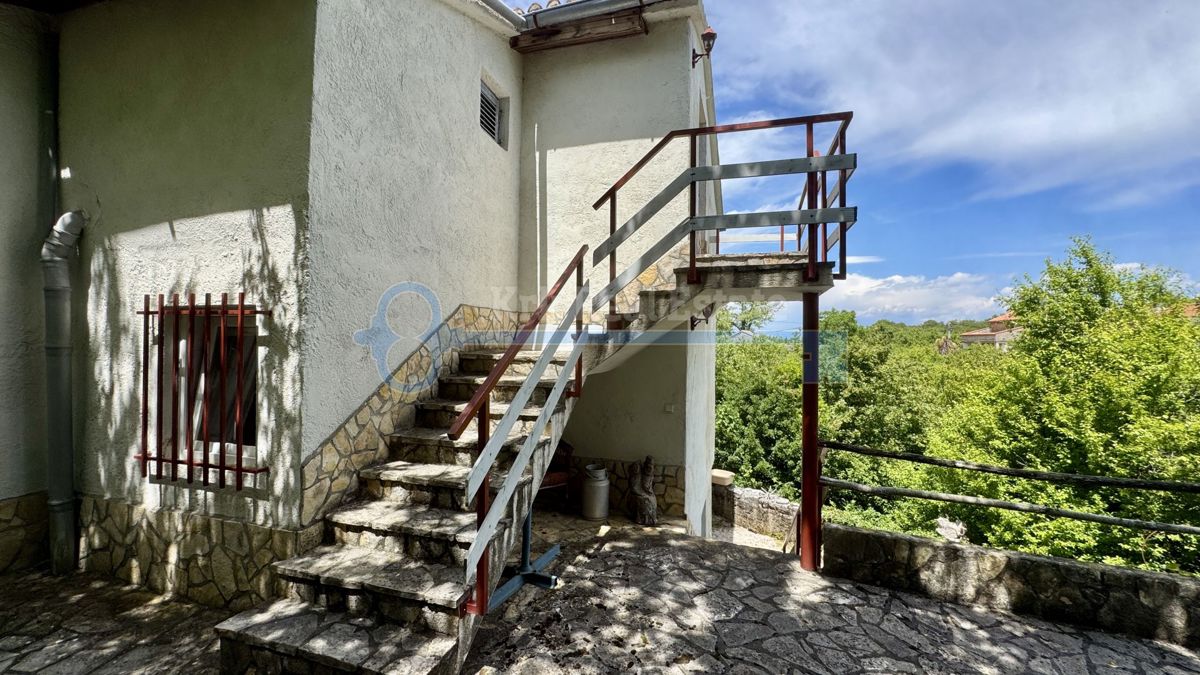 GOSTINJAC - SAMOSTOJNA HIŠA Z DVEMA STANOVANJSKIMA ENOTOMA