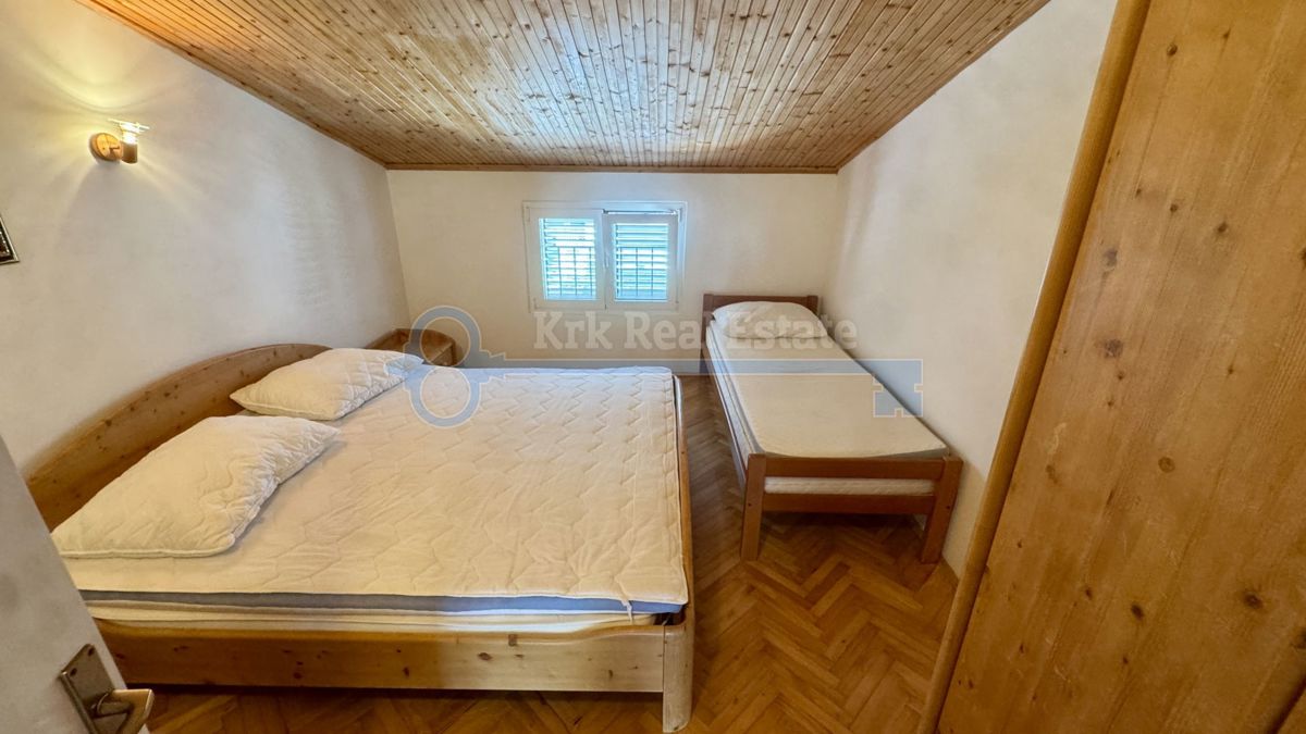 KRK - HIŠA S TREM STANOVALNIMI ENOTAMI V BLIŽINI CENTRA