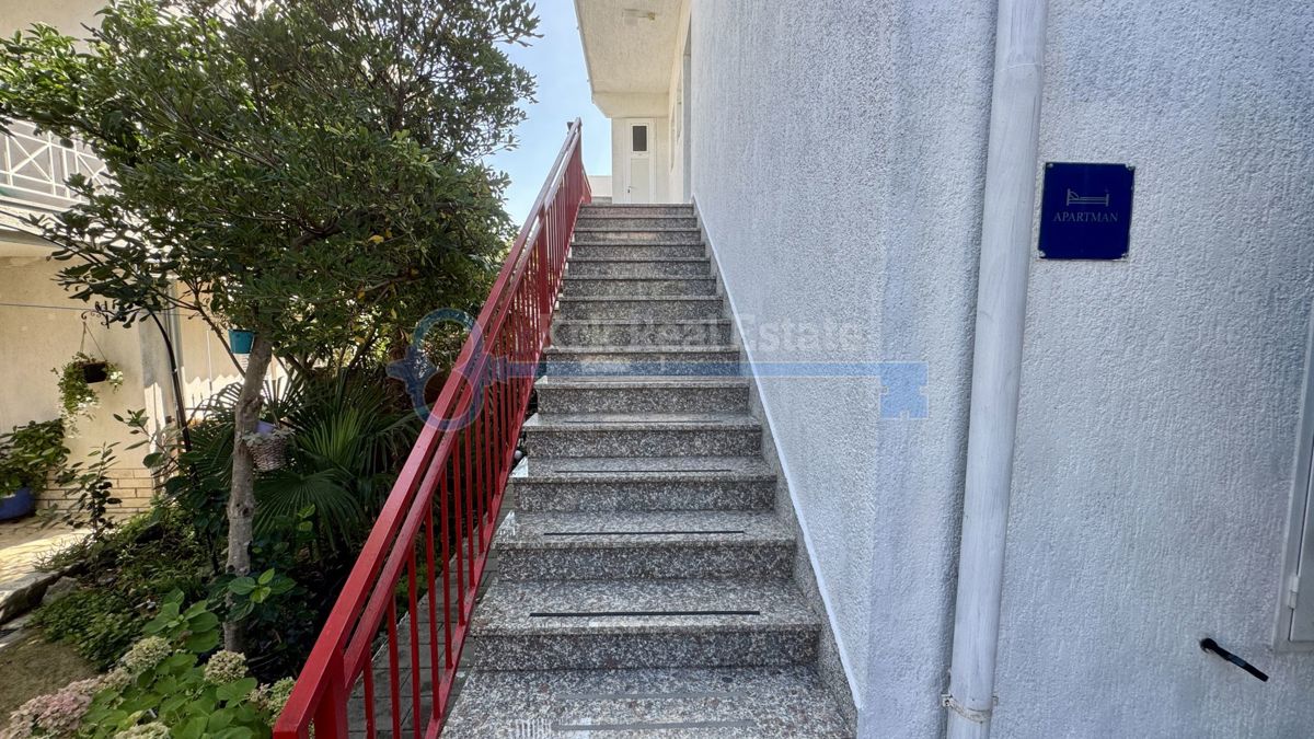 KRK - HIŠA S TREM STANOVALNIMI ENOTAMI V BLIŽINI CENTRA