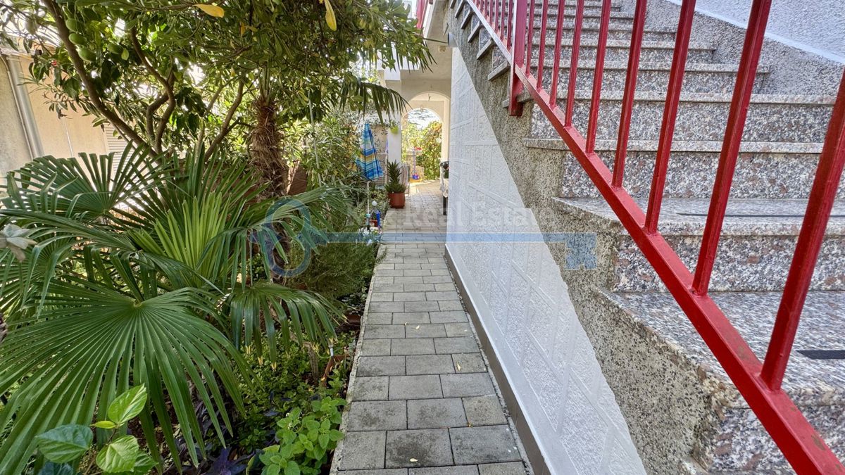 KRK - HIŠA S TREM STANOVALNIMI ENOTAMI V BLIŽINI CENTRA