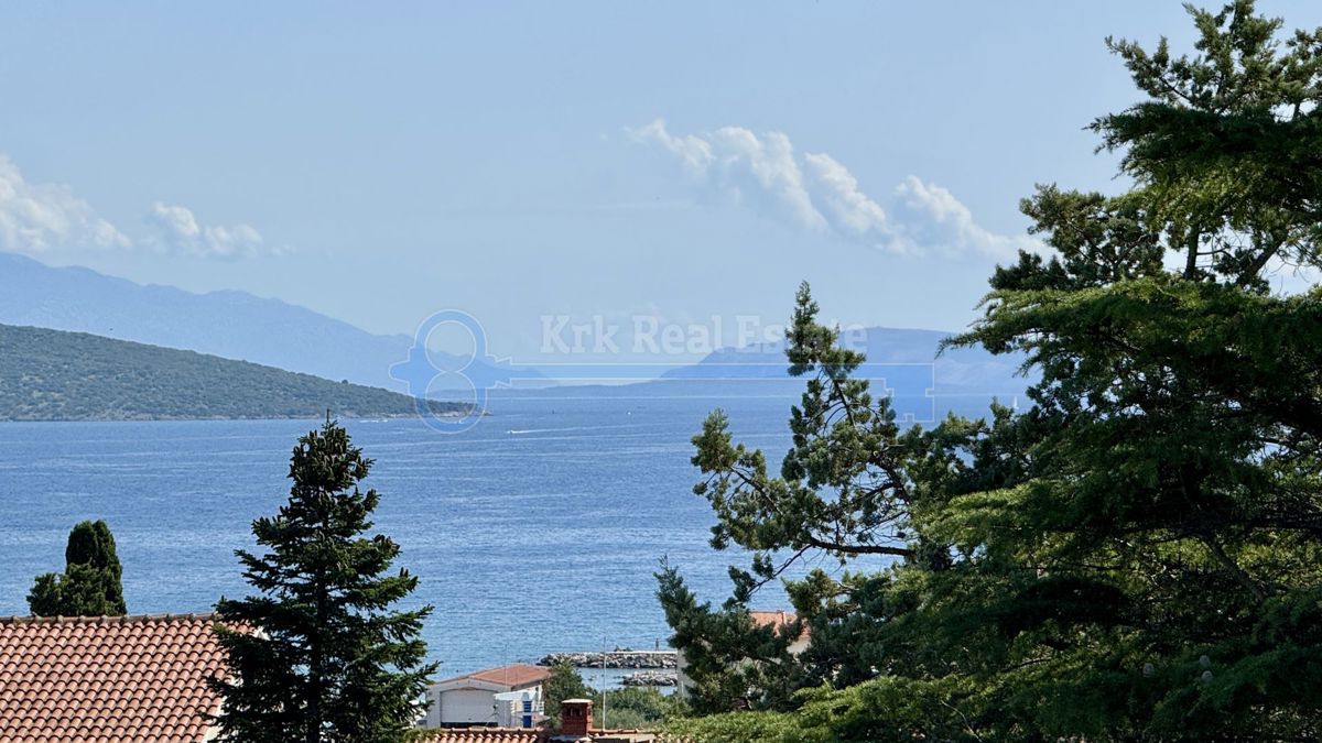 KRK - HIŠA S TREM STANOVALNIMI ENOTAMI V BLIŽINI CENTRA