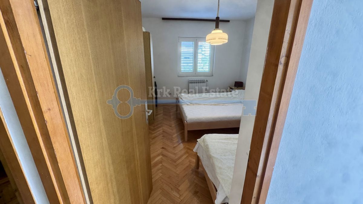KRK - HIŠA S TREM STANOVALNIMI ENOTAMI V BLIŽINI CENTRA
