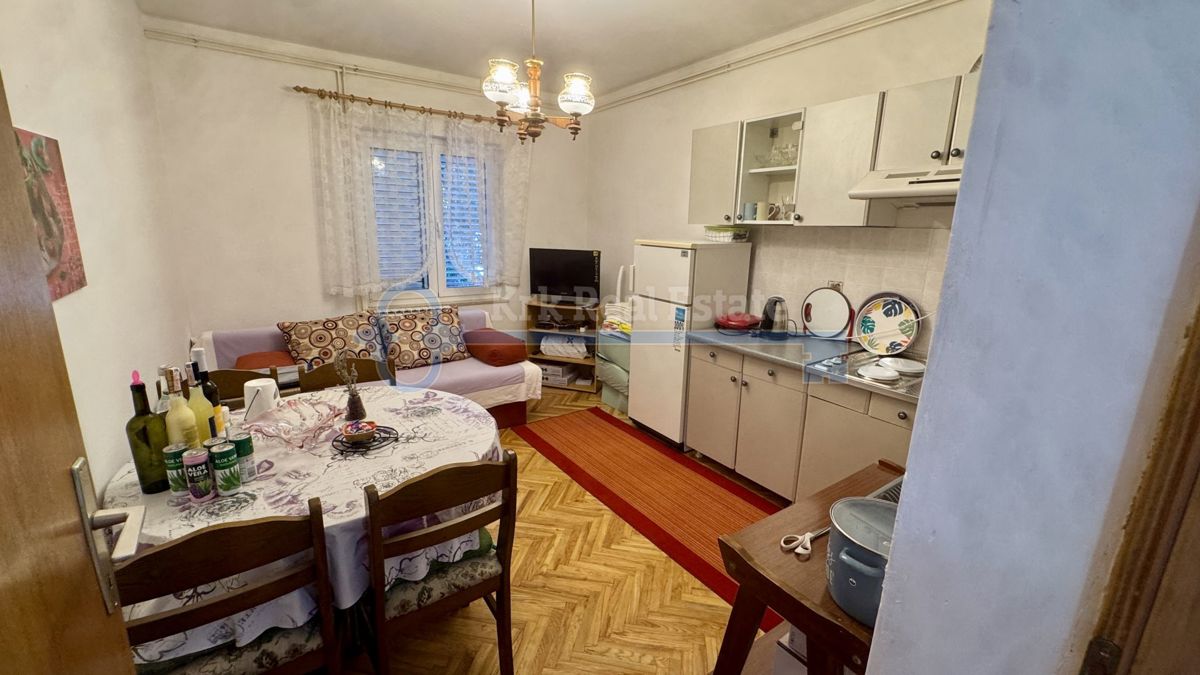 KRK - HIŠA S TREM STANOVALNIMI ENOTAMI V BLIŽINI CENTRA