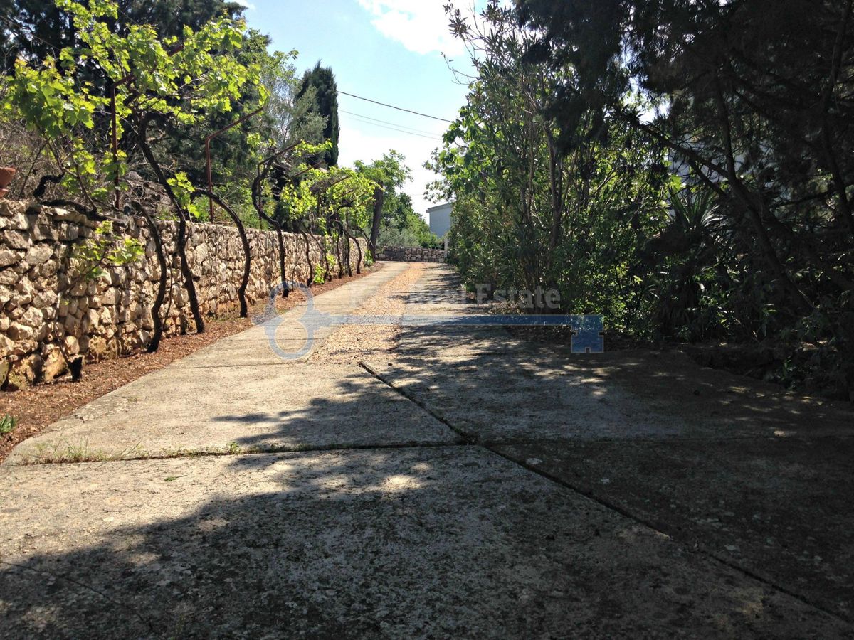 SAMOSTOJNA HIŠA NA ODLIČNI LOKACIJI S PRELEPIM VRTOM