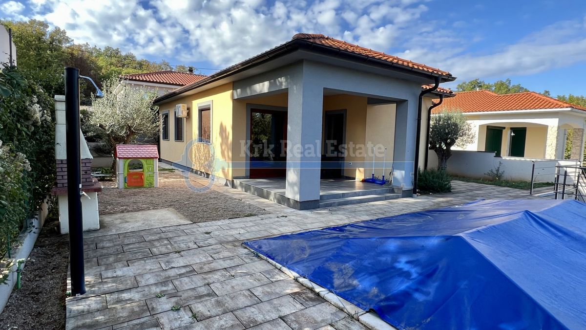 GOSTIŠČE - PRITLIČJE Z VRTOM IN BAZENOM