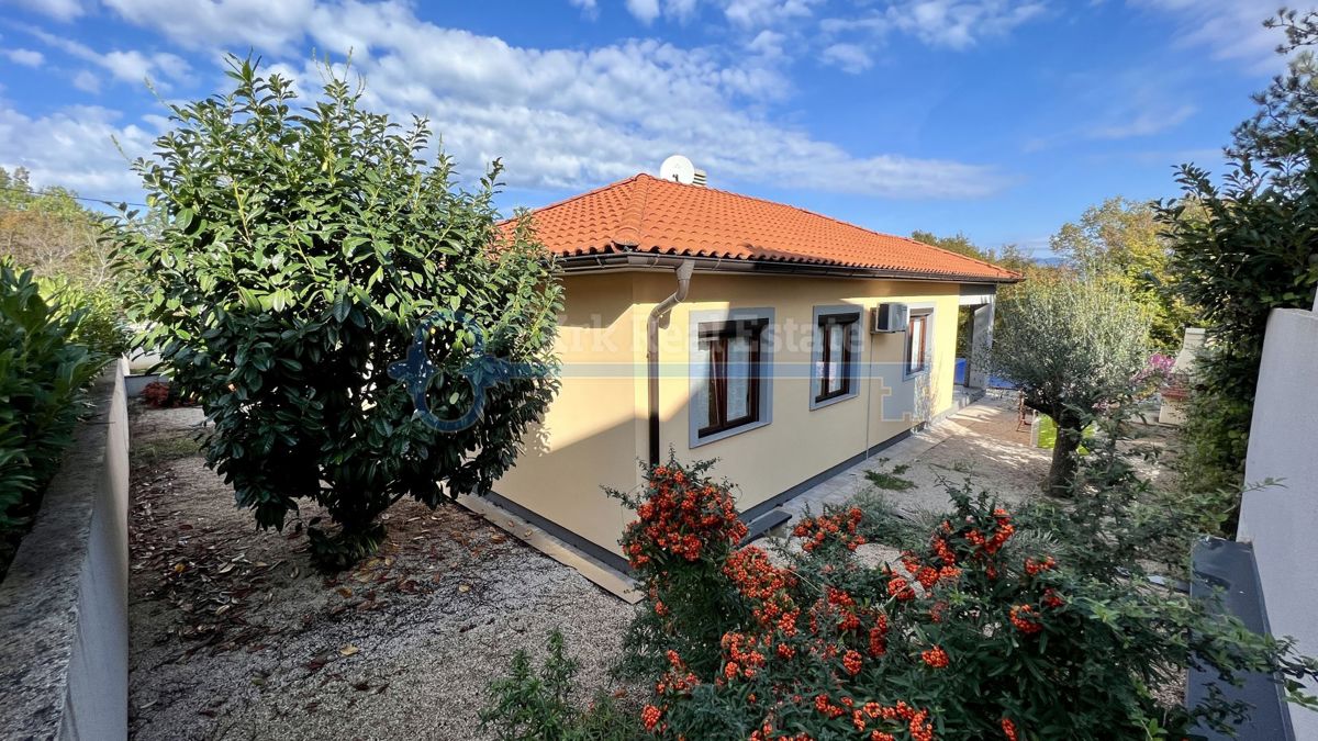 GOSTIŠČE - PRITLIČJE Z VRTOM IN BAZENOM