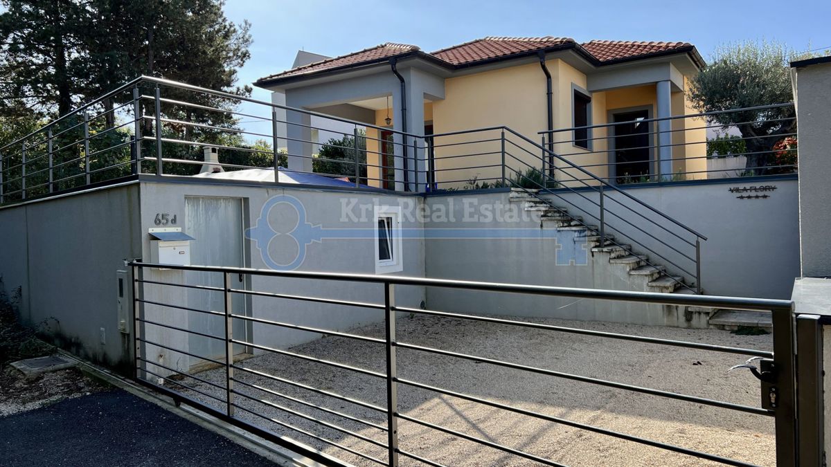 GOSTIŠČE - PRITLIČJE Z VRTOM IN BAZENOM