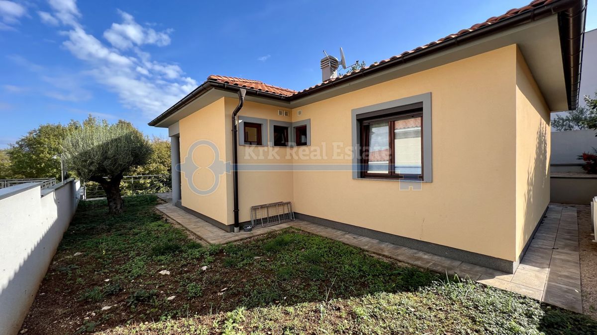 GOSTIŠČE - PRITLIČJE Z VRTOM IN BAZENOM
