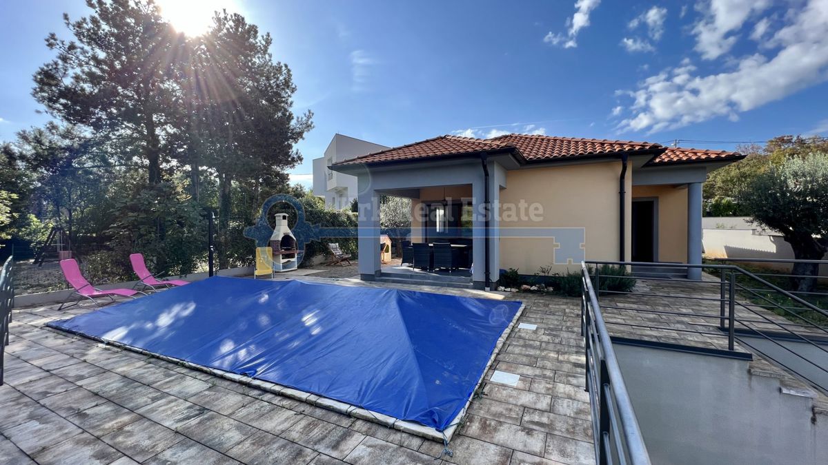 GOSTIŠČE - PRITLIČJE Z VRTOM IN BAZENOM