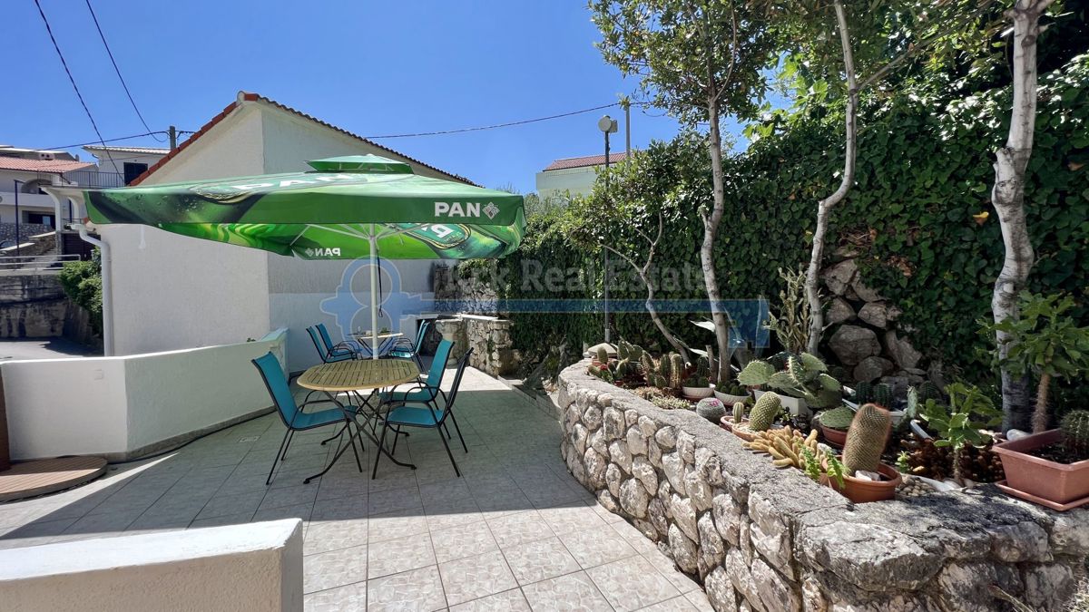 VRBNIK - APARTMAJSKA HIŠA Z ODPRTIM POGLEDOM NA MORJE