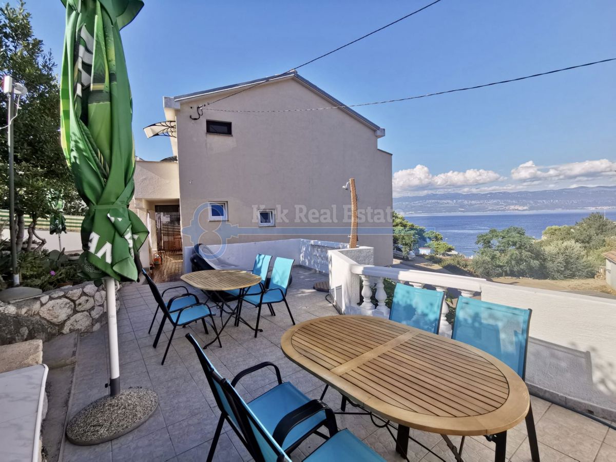 VRBNIK - APARTMAJSKA HIŠA Z ODPRTIM POGLEDOM NA MORJE