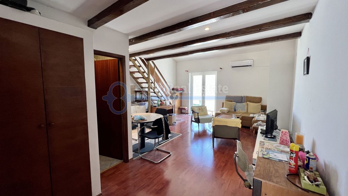 VRBNIK - APARTMAJSKA HIŠA Z ODPRTIM POGLEDOM NA MORJE