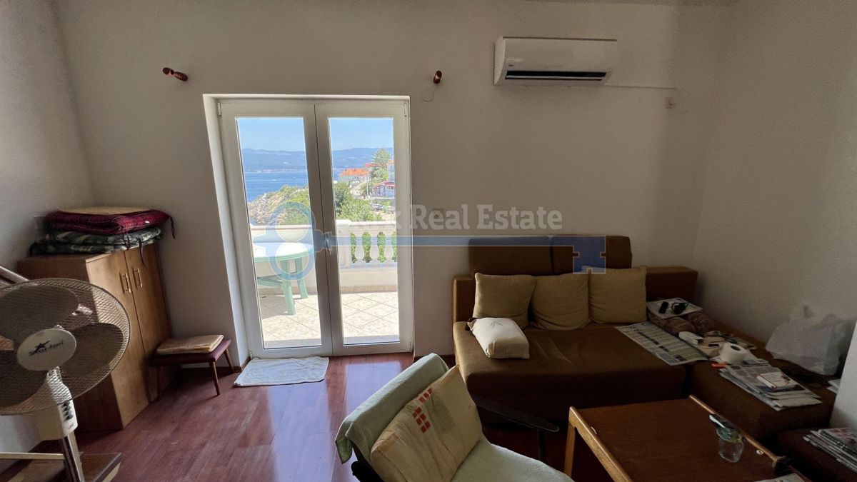 VRBNIK - APARTMAJSKA HIŠA Z ODPRTIM POGLEDOM NA MORJE