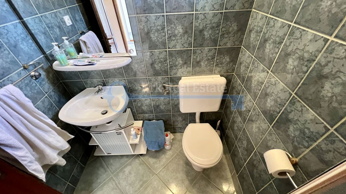 VRBNIK - APARTMAJSKA HIŠA Z ODPRTIM POGLEDOM NA MORJE