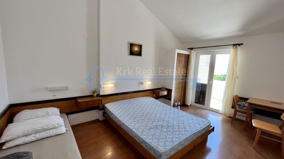 VRBNIK - APARTMAJSKA HIŠA Z ODPRTIM POGLEDOM NA MORJE