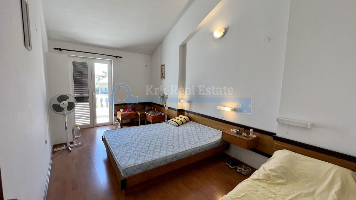 VRBNIK - APARTMAJSKA HIŠA Z ODPRTIM POGLEDOM NA MORJE