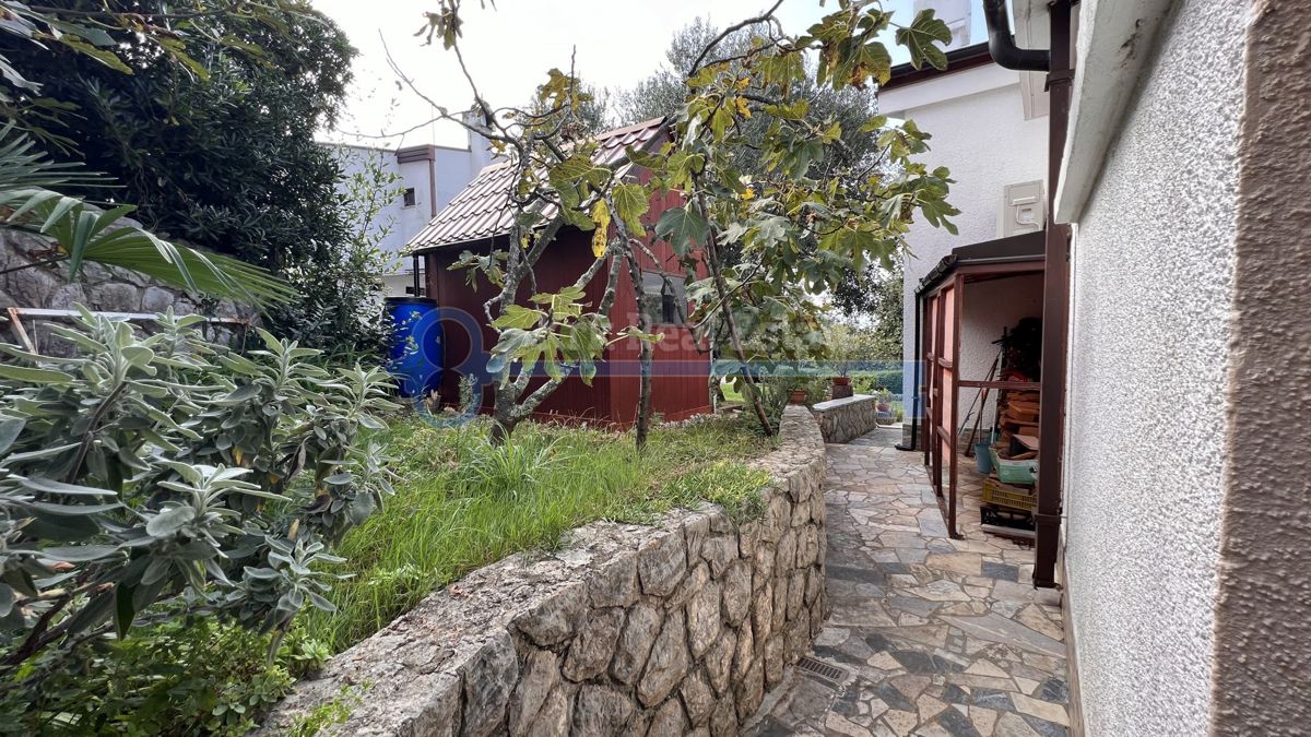  NJIVICE - VELIKA HIŠA Z UKREJENIM VRTOM IN GARAŽO