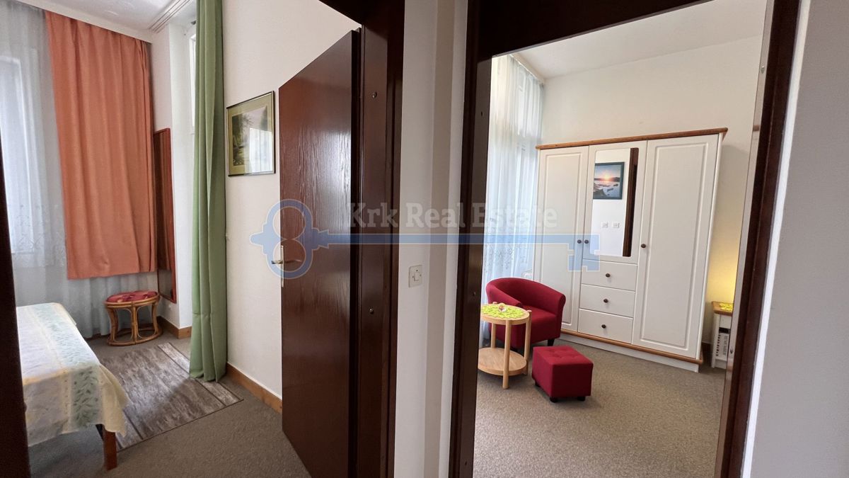  NJIVICE - VELIKA HIŠA Z UKREJENIM VRTOM IN GARAŽO