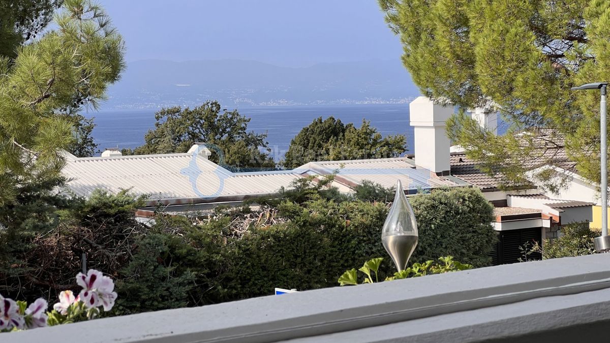  NJIVICE - VELIKA HIŠA Z UKREJENIM VRTOM IN GARAŽO