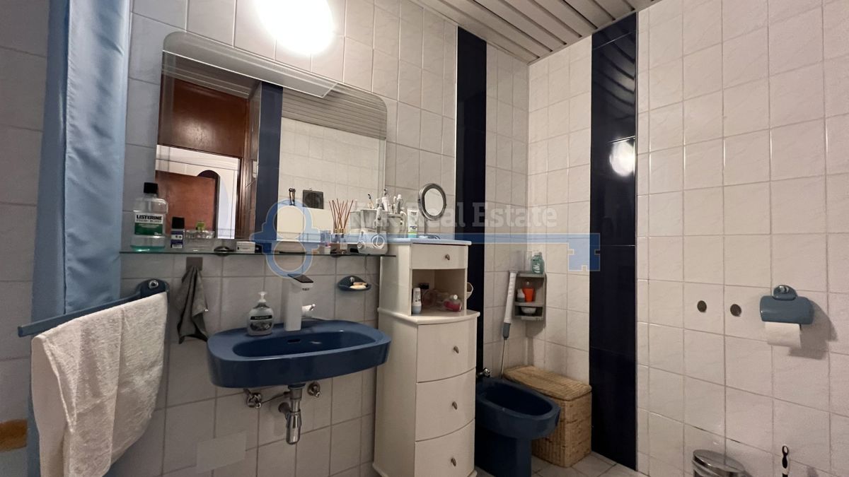  NJIVICE - VELIKA HIŠA Z UKREJENIM VRTOM IN GARAŽO